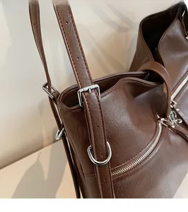 Détail du grand sac cabas marron avec boucles en métal argenté et bandoulière réglable chic