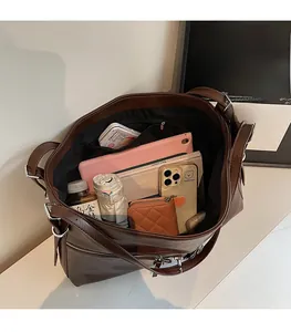 Grand sac fourre-tout marron foncé montrant un intérieur spacieux pour vos objets quotidiens