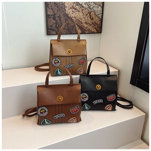 Tre zaini vintage con toppe in kaki, marrone e nero con chiusure rotanti dorate