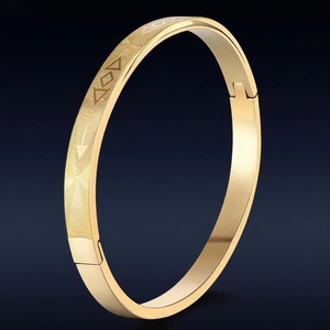 Armreif aus Titanstahl mit 18 Karat Gold-Finish und geometrischen Wellenmustern