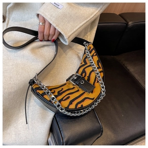 Détail du sac demi-lune imprimé tigre avec chaîne argentée et bandoulière en similicuir