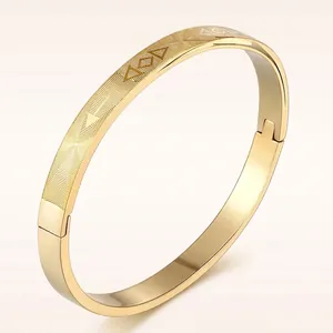Goldener Klapparmreif aus Titanstahl mit geometrischem Herzschlag-Muster für Paare