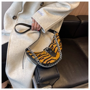 Détails du sac demi-lune imprimé tigre avec chaîne argentée et bandoulière en cuir