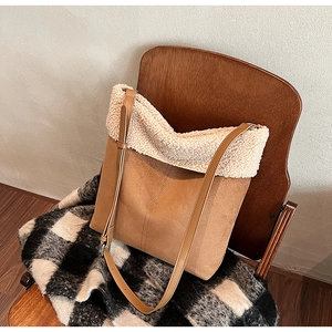 Dettaglio del bordo in lana d'agnello su una grande borsa tote in pelle scamosciata marrone
