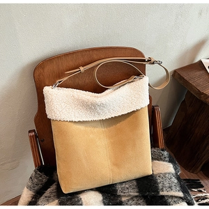 Dettaglio borsa shopper in camoscio cammello con bordo in montone e tracolla sottile