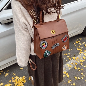 Zaino vintage marrone in ecopelle con distintivi ricamati colorati da donna