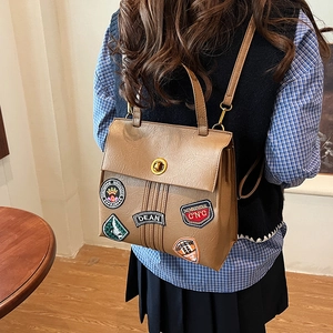 Zaino vintage in ecopelle marrone con toppe ricamate e fibbia in metallo