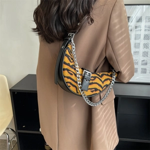 Sac croissant à imprimé tigre avec chaîne métallique et bandoulière en cuir tendance