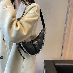 Sac sous le bras demi-lune noir embossé croco avec chaîne argentée et boucle décorative