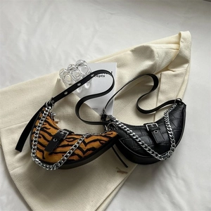 Sacs à bandoulière demi-lune avec imprimé tigre et motif crocodile noir avec chaîne en métal