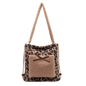 Sac bandoulière en peluche léopard avec poche beige et nœud sur fond blanc épuré