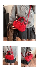 Détail du mini sac bowling rouge en daim avec poignées rondes et bandoulière réglable