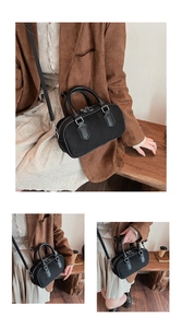 Détails du sac Boston noir mat avec texture suède, poignées en cuir et finitions argentées