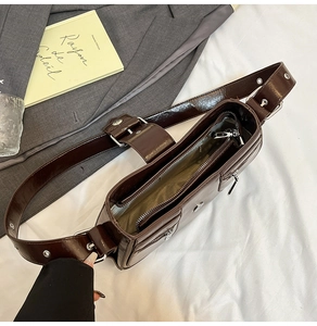 Detailansicht der braunen Retro-Umhängetasche mit geräumigen Innenfächern von oben