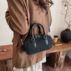 Sac bowling rétro noir pour femme avec texture en daim et double fermeture éclair