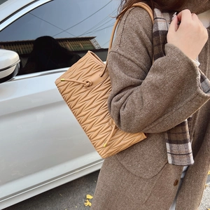 Borsa tote kaki con texture in pelle plissettata e terminali della tracolla in metallo oro