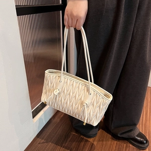 Borsa a spalla a pieghe bianco crema con trama matelassé a V e spalline lunghe