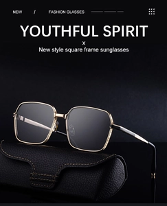 Détails de lunettes de soleil carrées en métal doré avec branches et étui en cuir