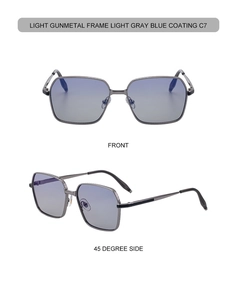 Détail de lunettes de soleil carrées en métal gris avec verres dégradés bleu gris
