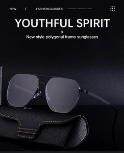 Détail de lunettes de soleil polygonales en métal avec étui en cuir et couture jaune