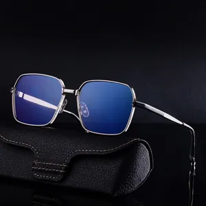 Lunettes de soleil carrées homme avec monture en métal et verres bleus réfléchissants