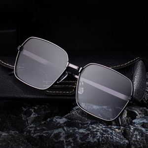 Lunettes de soleil carrées en métal pour hommes sur roche avec étui en cuir chic