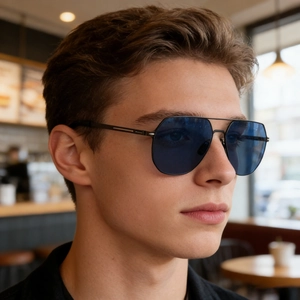 Détail de lunettes pilote avec verres bleus et monture métal sur profil mannequin