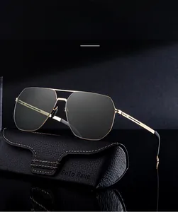 Lunettes aviateur dorées avec verres polarisés sombres et un étui de rangement en cuir