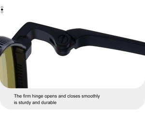 Détail de la charnière métallique robuste avec vis à tête plate sur lunettes noires