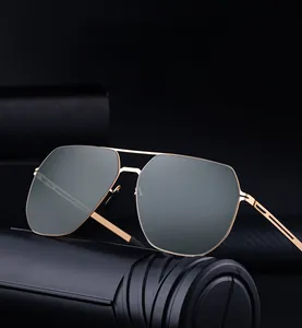 Détail de lunettes pilote avec monture légère en acier inoxydable doré et double pont