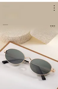 Détail de lunettes de soleil ovales avec branches en acier et gravure modèle 3941