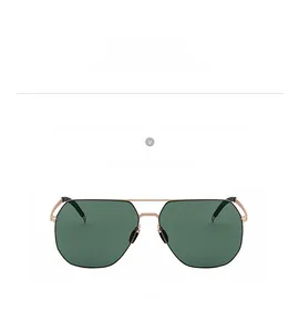 Vue de face détaillée de lunettes aviateur dorées avec verres polarisés en nylon vert