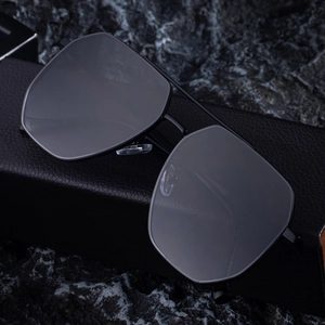 Lunettes de soleil polygonales mode 2025 avec monture en métal noir et verres gris foncé