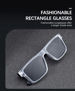 Detailansicht der grauen mattierten quadratischen Sonnenbrille auf Filzhintergrund