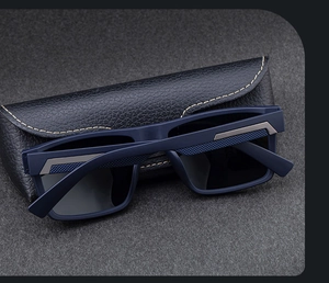 Polarisierte quadratische Sonnenbrille mit blauem Mattrahmen und schwarzem Lederetui