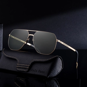 Lunettes de soleil aviateur polarisées avec monture dorée et verres gris géométriques