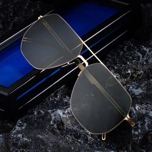 Lunettes de soleil aviateur tendance avec monture dorée et verres polarisés gris foncé