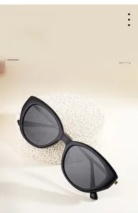 Dettaglio occhiali da sole cat-eye con lenti polarizzate su base in pietra naturale