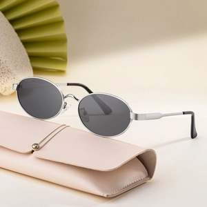 Lunettes de soleil ovales polarisées, monture en acier argenté et étui en cuir rose