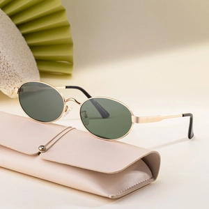Lunettes de soleil ovales polarisées avec branches dorées et étui en cuir rose