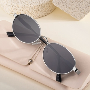 Lunettes de soleil ovales polarisées avec monture argentée et étui en cuir rose