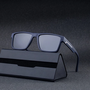 Quadratische polarisierte Sonnenbrille mit dunkelblauem mattem Rahmen und grauem Glas Etui