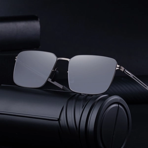 Occhiali da sole squadrati polarizzati in nylon con montatura grigia in stile industriale