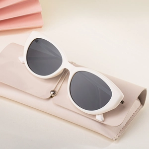 Occhiali da sole bianchi cat-eye polarizzati con aste in acciaio su custodia rosa