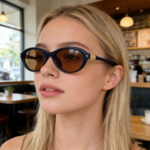Vue de profil d'une femme portant des lunettes de soleil ovales rétro avec monture bleue
