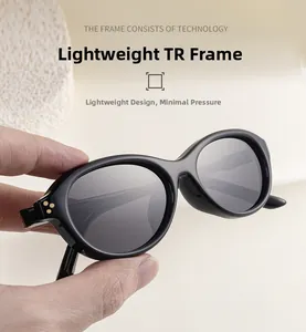 Détail de lunettes de soleil en TR léger avec rivets en métal et verres polarisés