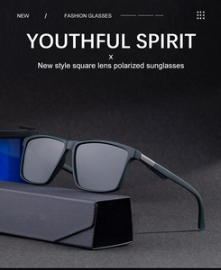 Détail de lunettes de soleil carrées polarisées avec monture mate et éléments en métal