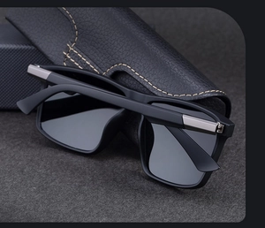 Lunettes de soleil polarisées carrées pour hommes avec détails en métal et étui en cuir