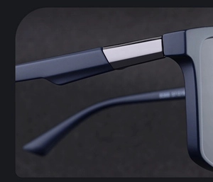 Vue macro de lunettes polarisées montrant la charnière métallique et les détails de branche