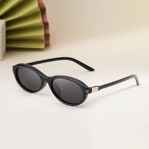 Chic lunettes de soleil noires polarisées ovales pour femmes avec accents dorés temples
